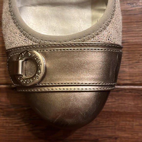 AK Sport Women’s AKAZI Gold Loafers Slip On Flats Size 7.5 - Picture 6 of 7